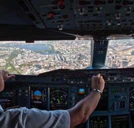 Jürgen Raps im Cockpit eines A380 über Hamburg.