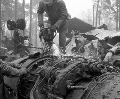Aufräumarbeiten am Wrack: Die Tupolev Tu-134 brannte nach dem Absturz aus.