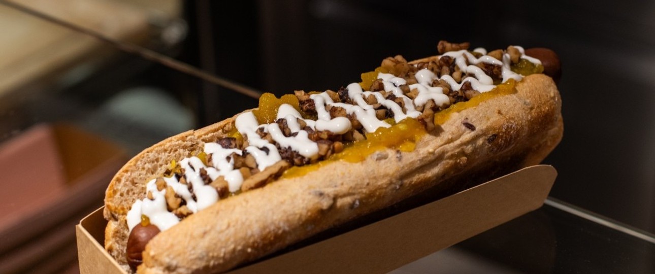 Der Hotdog Bastardo von Frau Hund: Noch bis September dürfen sich alle First-Class-Reisenden bei Swiss über den Gourmetsnack freuen. 