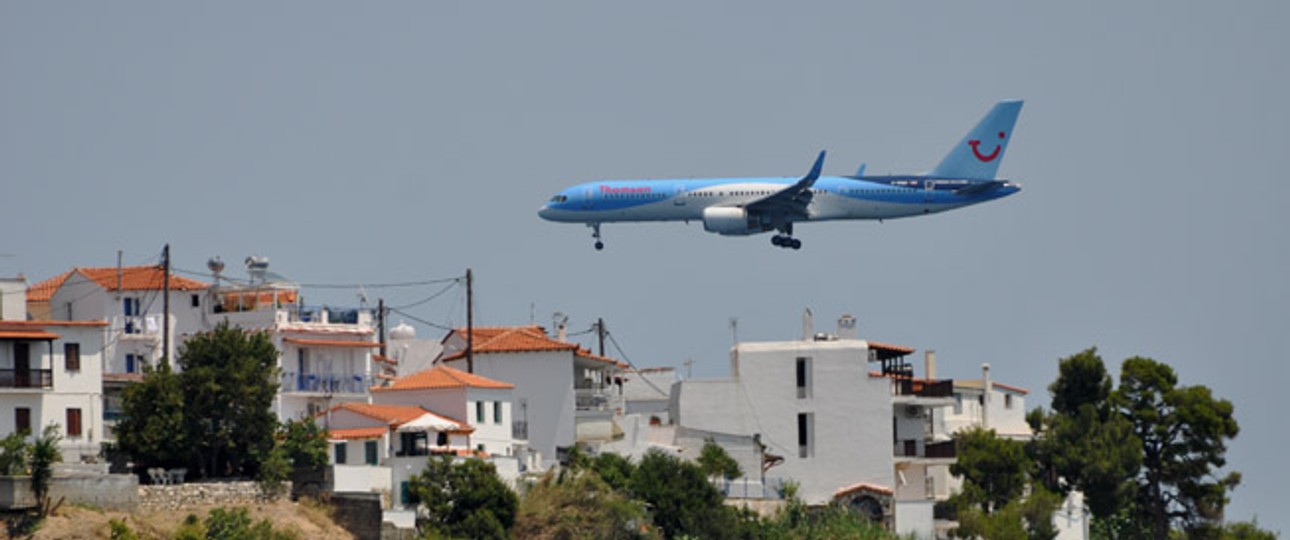 Landung am Flughafen Skiathos: Dieses Jahr könnten in Griechenland so viele Passagiere ankommen wie noch nie.