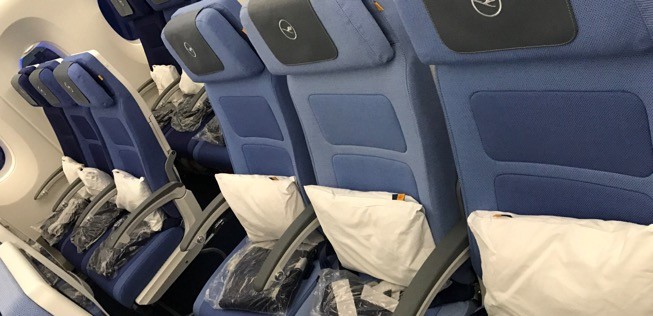 Das Farbkonzept in der Economy Class des Airbus A350 von Lufthansa ist freundlich, aber auch eher gewöhnungsbedürftig.