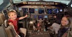 Der Junge mit seiner Schwester im Cockpit einer Southwest-Boeing: Er wurde vim Airlinechef eingeladen.