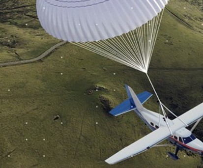 Darstellung des Rettungssystems: Mit Fallschirm zu Boden gleiten.