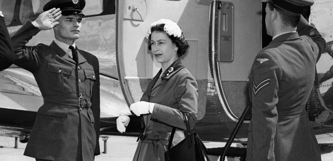 Queen Elizabeth II trifft 1958 am Flughafen Gatwick ein.