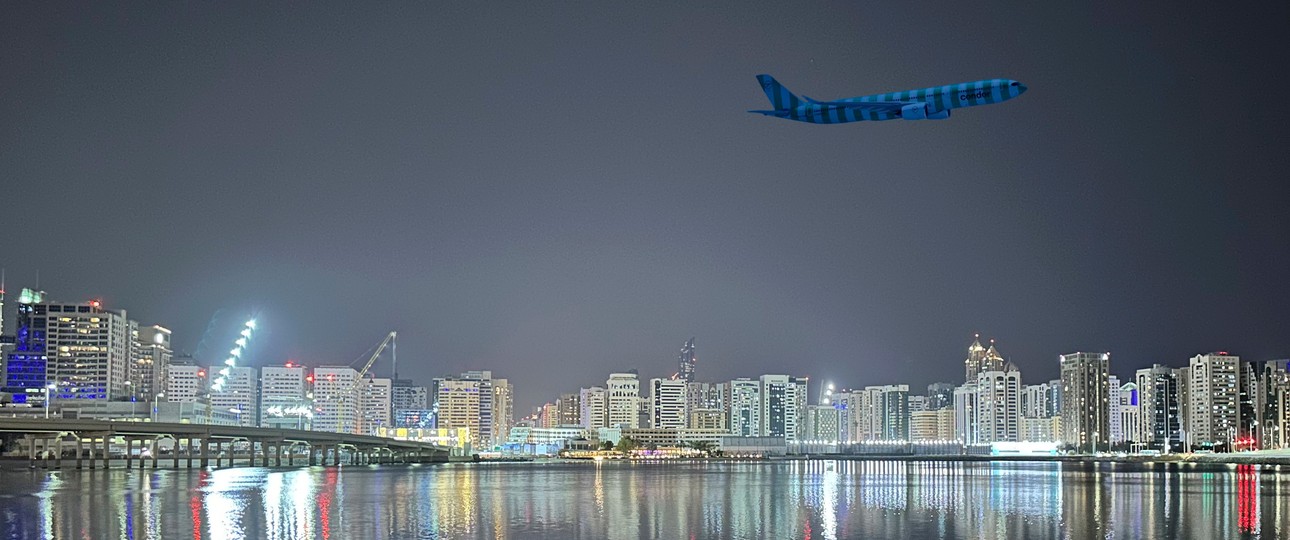 Airbus A330 von Condor über Abu Dhabi (Montage): Die Streifenflieger sind bald im Emirat zu sehen.