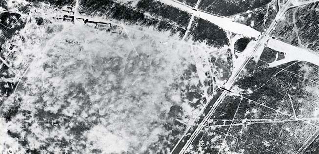 Lange blieb es aber nicht ruhig. Im Zweiten Weltkrieg wurde der Airport fast komplett zerstört. 1945 erkannte man kaum mehr etwas von ihm.