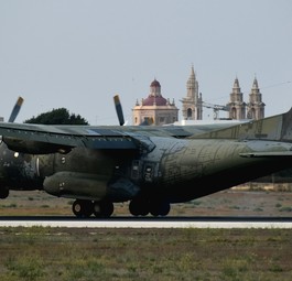 Die Transall C-160, die früher das deutsche militärische Kennzeichen 50+83 trug, in Malta.