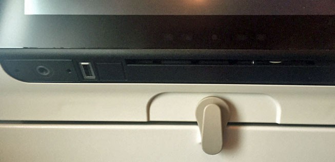 Heute quasi Standard, in den A340 aber fehlend: Endlich bekommen auch Passagiere in der Economy USB-Anschlüsse, um ihre Tablets und Smartphones auflzuaden und an den Bildschirm anschließen zu können. Auch drahtloses Internet gibt es an Bord - das ist allerdings mit umgerechnet 17 Euro (19 Franken) für 50 Megabyte teuer.
