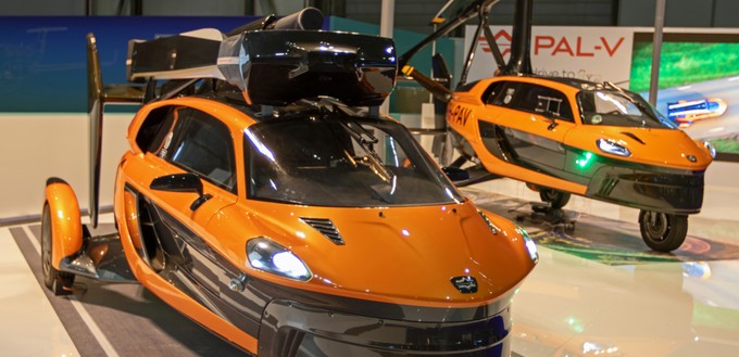 In den Messehallen der Ebace: Fliegende Autos von PAL.