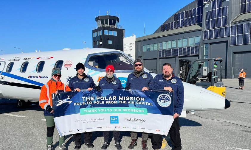 Das Team der Classic Lear Jet Foundation vor ihrem Fluzgzeug: In fünf Tagen sind die Piloten um beide Pile geflogen.