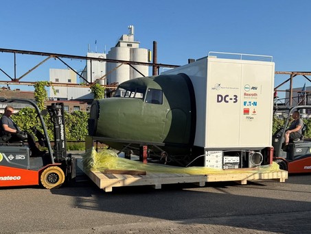 Abtransport des DC-3:Simulators: neue Heimat in Übersee.