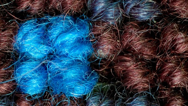 Der Clou sind die Teppiche: Sie bestehen aus hochwertigem Recyclingmaterial - darunter alte Uniformen von KLM-Stewardessen. Aus den alten Uniformen wurde neues Garn gesponnen, das in den blauen Details des Teppichs eingearbeitet wurde.