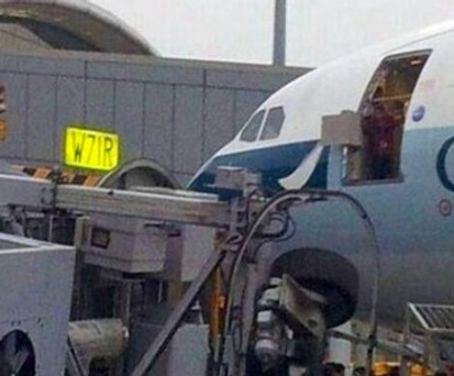 Beschädigter Flieger: Bei Twitter kursierten schnell die ersten Bilder.