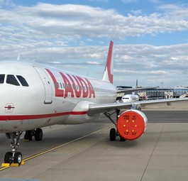 Geparktes Lauda-Flugzeug in Wien: Die Airline ist unzufrieden mit den Umsätzen an Bord.