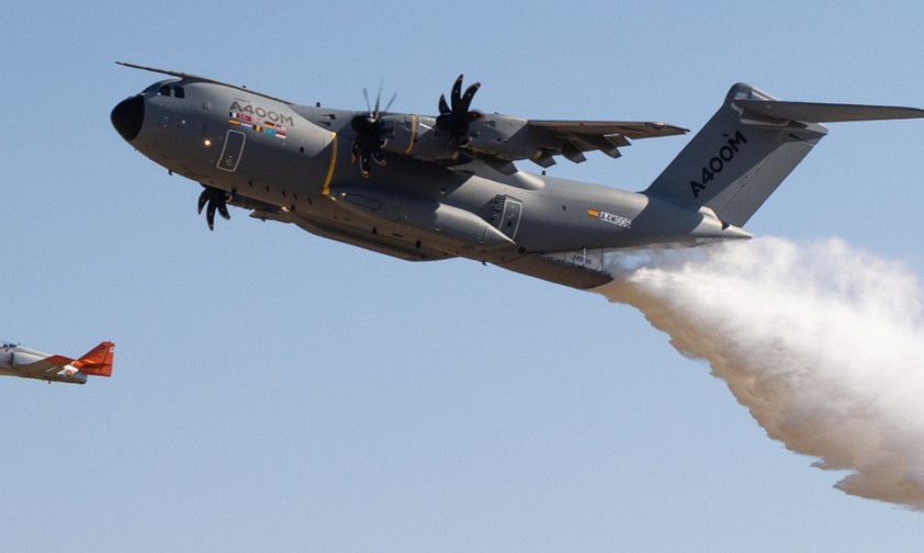 Der Airbus A400 M bei einem Testflug als Löschflugzeug: Die Maschine kann ...