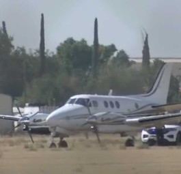Passagierin übernimmt nach Ausfall des Piloten das Steuer