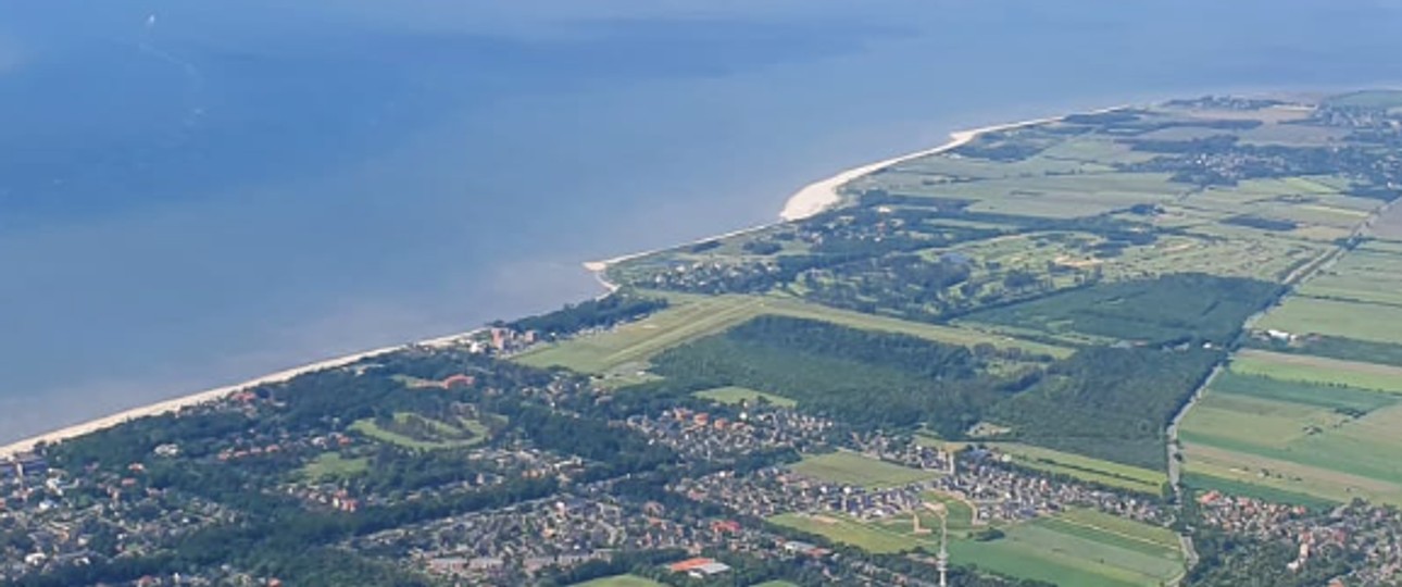 Luftaufnahme Flughafen Wyk: Der Flugplatz soll erhalten werden.