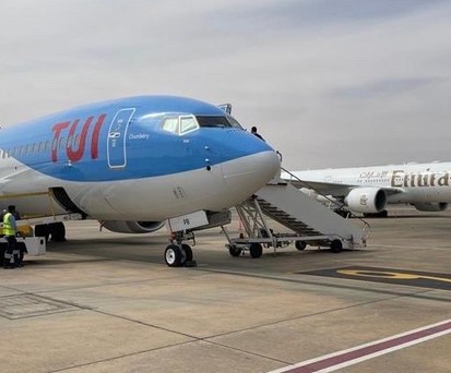 Boeing 737 Max 8 von Tui Airways: Der Reiseveranstalter fliegt Kundinnen und Kunden über den Flughafen Al-Ain aus.