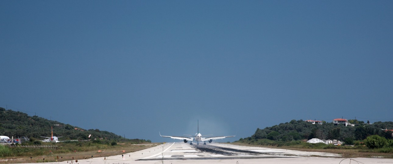 Flugzeug in Skiathos: Die Triebwerke verursachen heftige Winde.