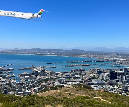 Flieger von SA Express über Kapstadt (Montage): Bald wieder Realität?