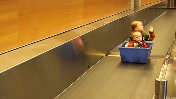 Platz 2: Kanadas Westjet ist ein Meister der Aprilscherze. 2012 kündigte die Airline KargoKids an: Kinder fliegen im Cargo-Bereich, Spielzeug und Futtertrog inklusive, während die Erwachsenen in der Kabine ohne Kindergeschrei relaxen können.