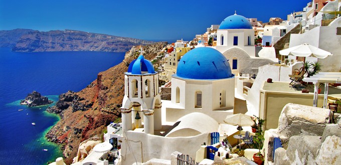 Griechenland (hier im Bild Santorini) schnitt im Juli und August 2021 unter den Flugreisezielen der Deutschen in Europa am besten ab. In das Land reisten sogar 10 Prozent mehr Fluggäste aus <strong>Deutschland</strong> als im Juli und August 2019.