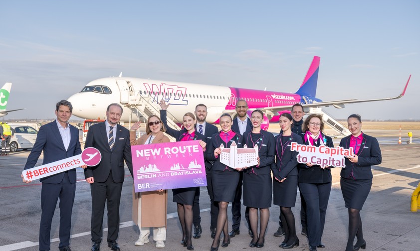 Wizz Air mit neuer Strecke ab Berlin: Airline-Mitarbeitende und Vertretende des Flughafens freuen sich über die neue Strecke.