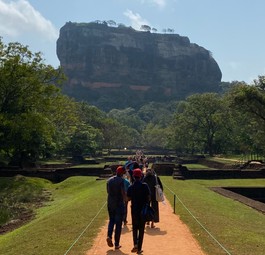 Sri Lankas wortwörtlich größte Sehenswürdigkeit: Sigiriya. Wer hinauf will, ...