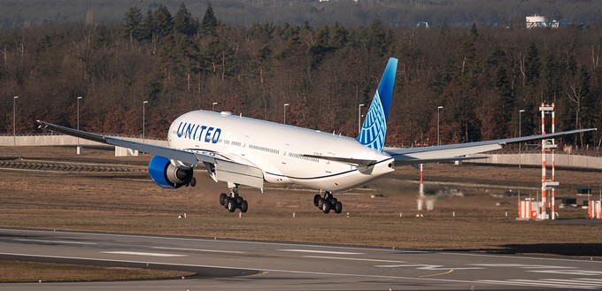 United Airlines setzt die Nummer auf Flügen von San Francisco nach Singapur ein. Es ist eine relativ neue, aber mit einer Länge von 13.592 Kilometern eine der längsten Flugrouten, die es aktuell gibt.