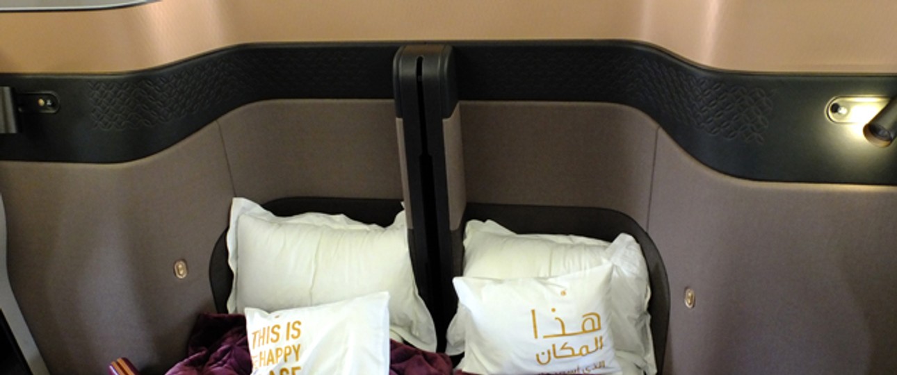 Doch es ist auch Platz für zwei, die zusammen sein wollen - hier in Form von zwei zum Doppelbett umgebauten Sitzen.