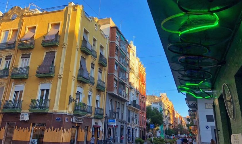 Cooles Quartier in Valencia: Letzte Sonnenstrahlen streicheln die Calle de Cuba im Viertel Ruzafa.