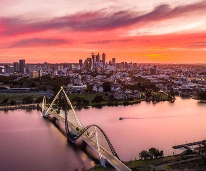 Der Swan River in Perth bei Sonnenuntergang