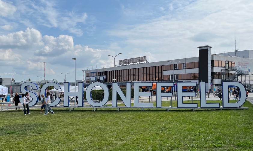Zum Abschiedsfest wurde der ehemalige Schriftzug nochmal vors Terminal gestellt.