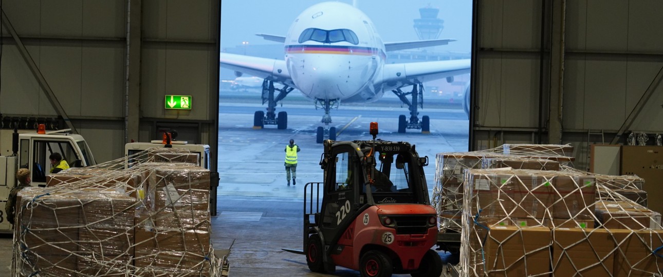 Beladung des Airbus A350 in Köln: Unterwegs nach Indien.
