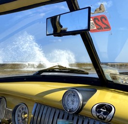 Oldtimer auf der Avenida Malecón in Havanna: typisch für Kuba.