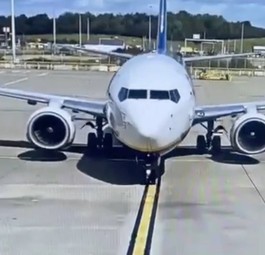 Ryanair-Boeing in Stansted: Die EI-EGD wird von einem Catering-Fahrzeug gerammt.