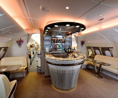 Ein Blick auf die legendäre Bar im A380 der Golfairline.