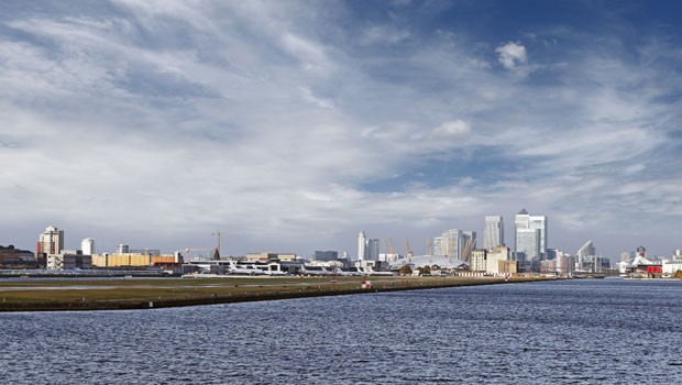 Der London City Airport vermarktet sich als einziger Flughafen, der wirklich in London liegt. Er liegt fünf Kilometer vom Finanzzentrum Canary Wharf und zehn vom Stadtzentrum entfernt.