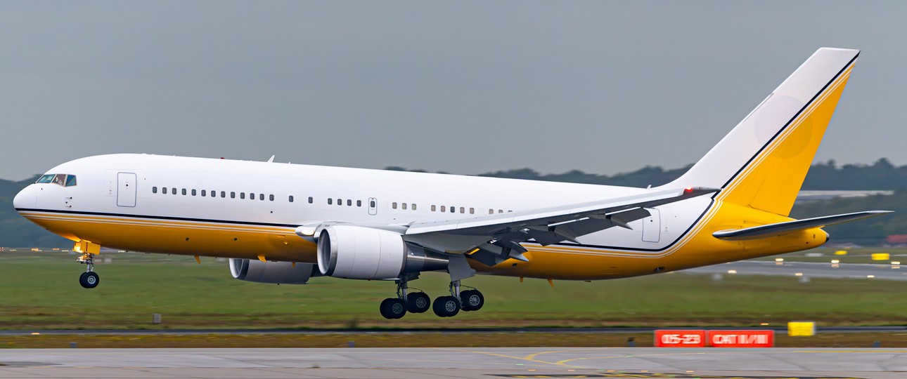 Die Boeing 767 bei der Landung in Hamburg: Trug einst Wappen und Schriftzug.