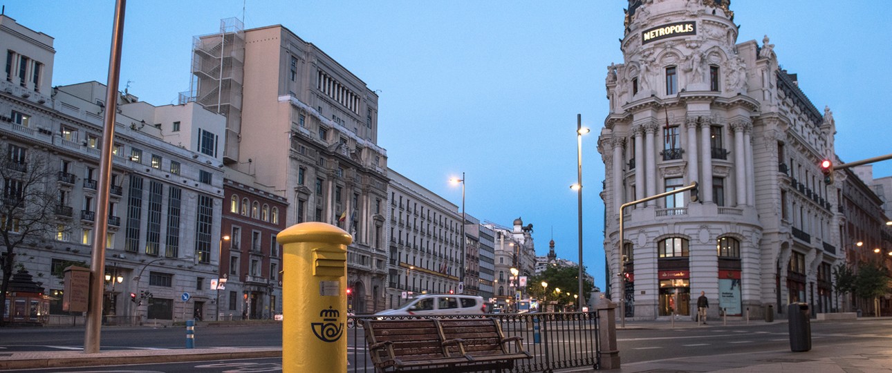 Briefkasten der spanischen Post in Madrid: Prangen das Gelb und das Posthorn-Logo bald auch auf Flugzeugen?