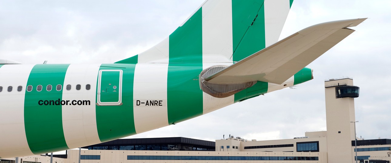 Das Heck eines Airbus A330 Neo von Condor vor dem Terminal 3: Umzug in Frankfurt geplant.