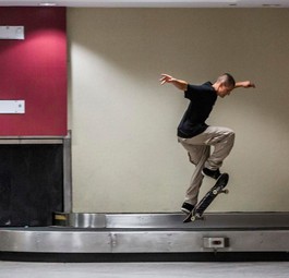 Skateboarder nehmen Flughafen in Beschlag