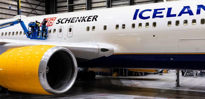 .. DB Schenker das Logo auf den Boeing 767 anbringen.