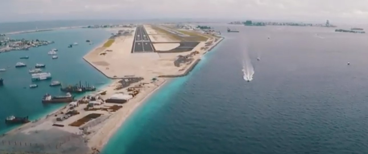 Anflug auf den Airport Malé (aufgenommen aus einem Etihad-Jet): Zwei parallele Pisten.