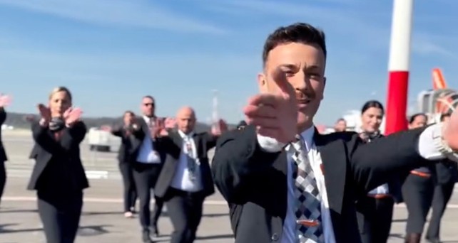 Tanzende Easyjet-Angestellte in Basel: Freude herrscht.