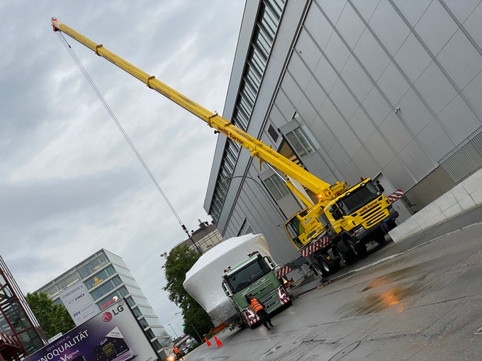 Die heikelste Phase beginnt: Der Boeing-777-Simulator wird vom Tieflader gehoben.