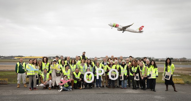 Mitarbeitende am Flughafen Porto: Im Hintergrund ein Flugzeug von Tap.