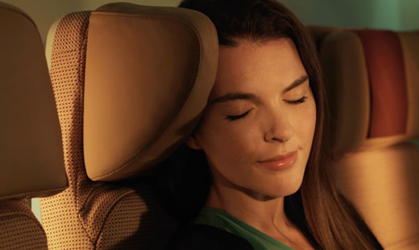 Passagierin in Etihads Economy Class: Ohne Sitznachbarn reist es sich bequem.