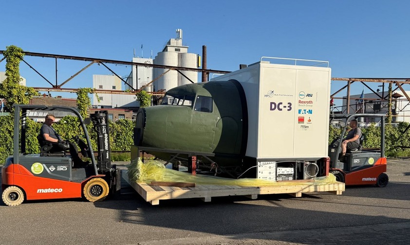 Abtransport des DC-3:Simulators: neue Heimat in Übersee.