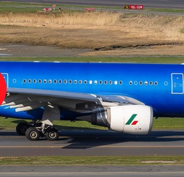 Der Airbus A330 von ITA Airways mit dem Kennzeichen EI-EJP: Huch, da fehlt doch was ...
